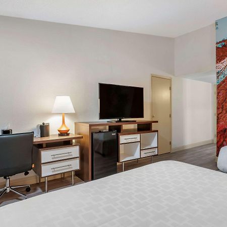 Clarion Pointe Fresno Near Yosemite Hotel Luaran gambar
