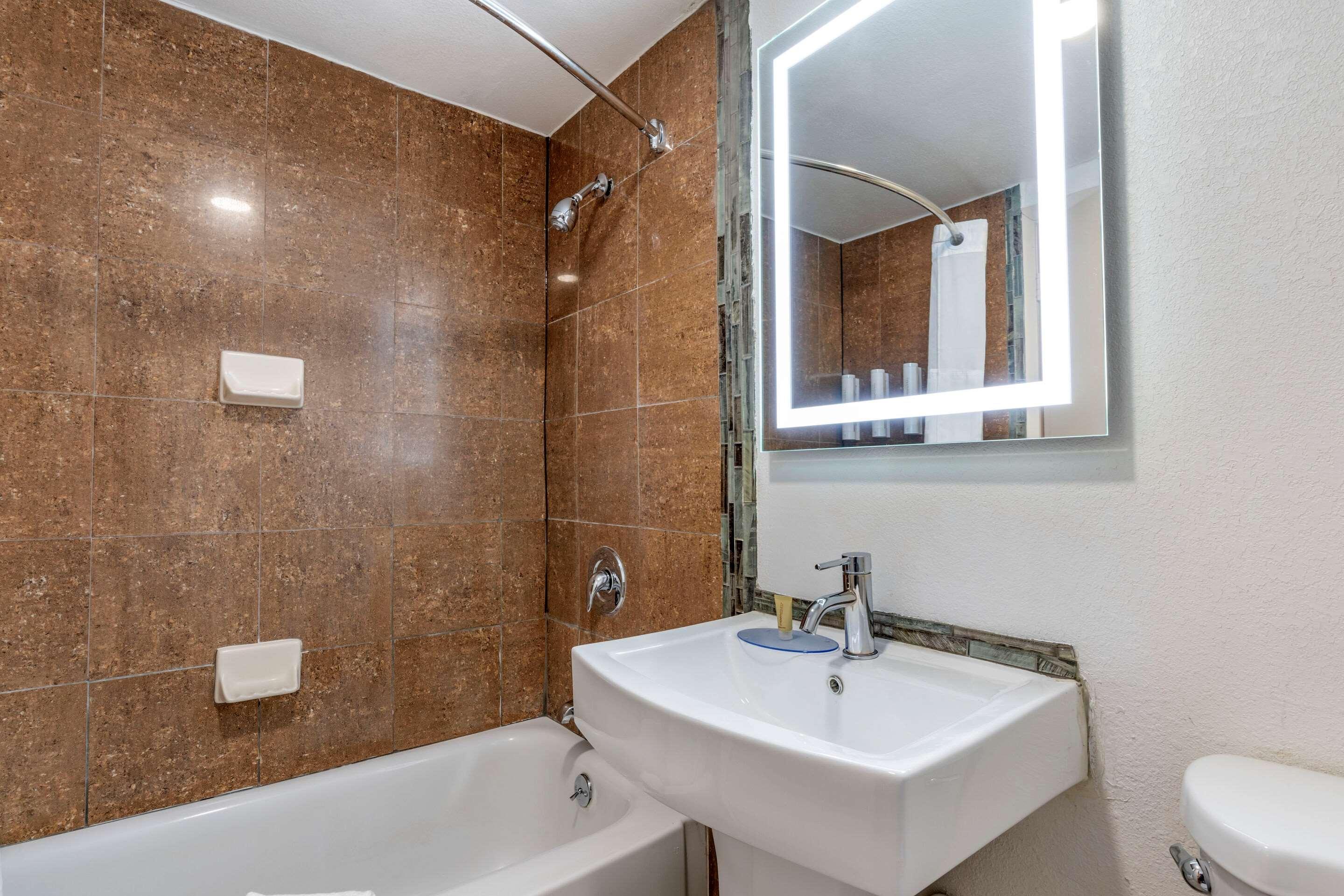 Clarion Pointe Fresno Near Yosemite Hotel Luaran gambar